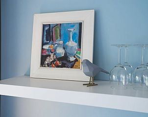 Stijlvol schilderij in Vakantiehuisje in Hoenderloo, Veluwe, dat de inrichting van de ruimte verrijkt.