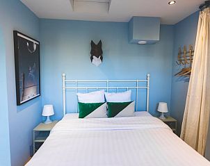 Ruime slaapkamer in Vakantiehuisje in Hoenderloo, Veluwe, met toegang tot een luxe badkamer.