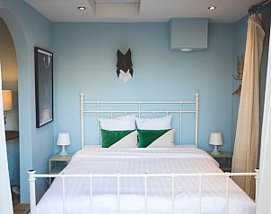 Gezellige slaapkamer in Vakantiehuisje in Hoenderloo, Veluwe, met een rustgevende en ontspannen sfeer.