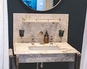 Elegante wastafel in Vakantiehuisje in Hoenderloo, Veluwe, met marmeren details en luxe uitstraling.