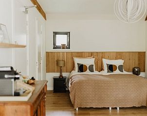 Ruime slaapkamer in Vakantiehuisje in Vaassen, Veluwe, met comfortabele inrichting en moderne accenten.