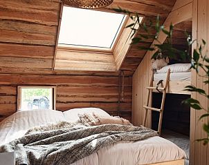 Knusse slaapkamer met houten interieur in Huisje in Oosterwolde, Veluwe, Gelderland.