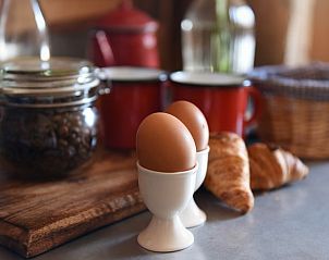 Ontbijt met verse croissants en koffie in Huisje in Oosterwolde, bed and breakfast op de Veluwe.