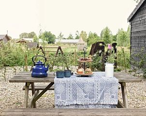 Picknicktafel met high tea in de tuin van Huisje in Oosterwolde, Veluwe, Gelderland.