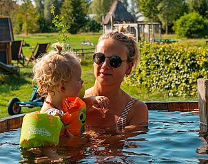 Moeder en kind in hot tub bij Huisje in Oosterwolde, bed and breakfast op de Veluwe.