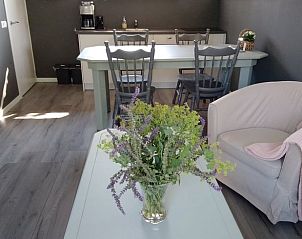 Gezellige binnenruimte in Vakantiehuisje in Uddel, Veluwe, met moderne keuken en zithoek.