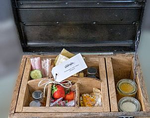 Luxe ontbijtbox in Vakantiehuisje in Uddel, Veluwe, met lokale lekkernijen.