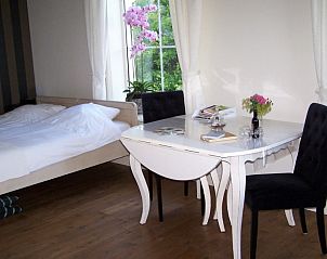 Sfeervolle slaapkamer bij Borchgstede in Heerde, Veluwe met elegant interieur.