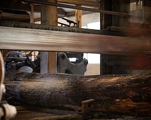 Draaibare zaagmachine in Vakantiehuisje in Heerde, Veluwe, toont traditionele houtbewerking in Gelderland.