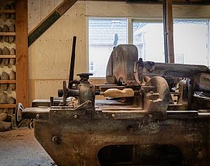 Klassieke houtbewerkingsmachine in Vakantiehuisje in Heerde, Veluwe, weerspiegelt ambacht in Gelderland.