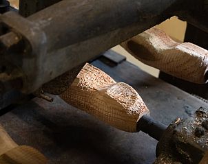 Klompenproductie in Vakantiehuisje in Heerde, Veluwe, biedt een blik op traditioneel vakmanschap in Gelderland.