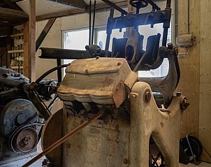 Houtdraaimachine in actie in Vakantiehuisje in Heerde, Veluwe, benadrukt traditionele technieken in Gelderland.
