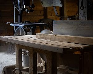 Klassieke houtbewerkingsapparatuur in Vakantiehuisje in Heerde, Veluwe, toont ambacht in Gelderland.