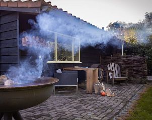 Rustiek terras met leeshoek bij Vakantiehuisje in Heerde, Veluwe, omgeven door natuur in Gelderland.