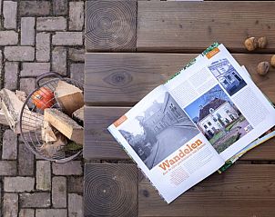 Decoratieve klompen aan muur van Vakantiehuisje in Heerde, Veluwe, voegen charme toe in Gelderland.