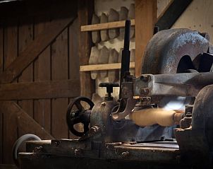 Oude machine in de werkplaats van Vakantiehuisje in Heerde, Veluwe, Gelderland.