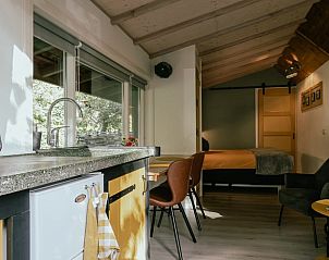 Binnenruimte met keuken in Vakantiehuisje in Heerde, Veluwe, Gelderland.