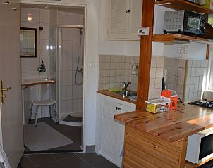 Compacte badkamer en keuken in Het Puttertje, een bed and breakfast in Hattem, Veluwe, Gelderland.