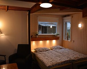 Sfeervolle slaapkamer met verlichting in Het Puttertje, een bed and breakfast in Hattem, Veluwe, Gelderland.