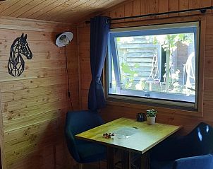 Knusse zithoek met uitzicht in Vakantiehuisje in Wapenveld, Veluwe, Gelderland, ideaal voor ontspanning.