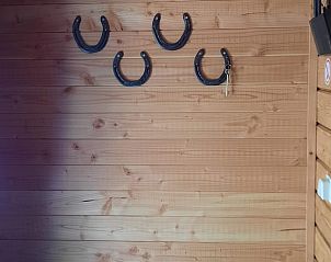 Decoratieve hoefijzers in Vakantiehuisje in Wapenveld, Veluwe, Gelderland voor een uniek interieur.