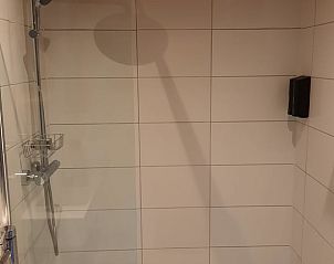 Strakke en moderne douche in Vakantiehuisje in Wapenveld, Veluwe, Gelderland voor een verfrissende ervaring.