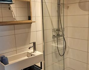 Stijlvolle badkamer met douche en wastafel in Vakantiehuisje in Wapenveld, Veluwe, Gelderland.