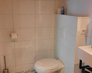 Praktische badkamer met toilet in Vakantiehuisje in Wapenveld, Veluwe, Gelderland voor comfort en gemak.