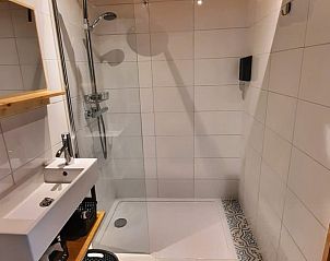 Ruime douchecabine in Vakantiehuisje in Wapenveld, Veluwe, Gelderland met moderne voorzieningen.