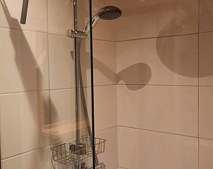 Douchekop en glazen wand in Vakantiehuisje in Wapenveld, Veluwe, Gelderland voor een luxe gevoel.