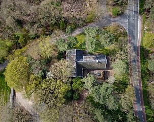 Luchtfoto van Wicherumloo huisje Hert, omringd door natuur in Wekerom, Veluwe, Gelderland.