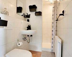 Moderne badkamer in Wicherumloo huisje Hert, een bed and breakfast in Wekerom, Veluwe, Gelderland.