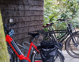 Fietsenstalling bij studio REE in Wekerom, Veluwe, ideaal voor het verkennen van de natuur in Gelderland.
