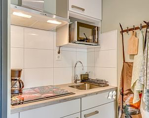 Compacte keuken van studio REE, bed and breakfast in Wekerom, Veluwe, compleet met moderne apparatuur.