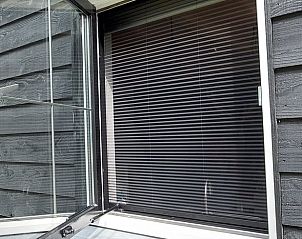 Open raam in Huisje in Stroe, Veluwe, Gelderland, met moderne jaloezien.