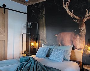Sfeervolle slaapkamer in Vakantiehuis in Stroe, Veluwe, met hertendecor.