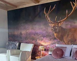 Luxe slaapkamer met hertenbehang in Vakantiehuis in Stroe, Veluwe.