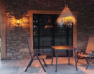 Verlichte veranda in Vakantiehuis in Stroe, Veluwe, ideaal voor avonden buiten.