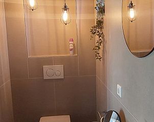 Compacte badkamer met moderne verlichting in Vakantiehuis in Stroe, Veluwe.