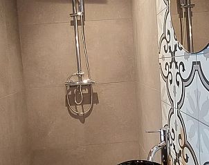 Stijlvolle douche in Vakantiehuis in Stroe, Veluwe, met moderne afwerking.