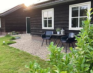 Zonnig terras bij Vakantiehuisje in Beemte Broekland, ideaal voor ontspanning op de Veluwe in Gelderland.