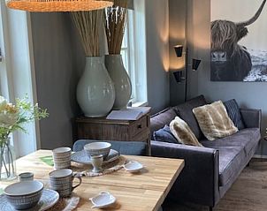 Stijlvolle woonkamer in Vakantiehuisje in Beemte Broekland met comfortabele bank, Veluwe, Gelderland.