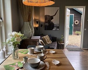 Eetkamer met natuurlijke lichtinval in Vakantiehuisje in Beemte Broekland, Veluwe, Gelderland.