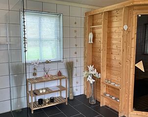 Wellnessruimte met sauna in Vakantiehuisje in Beemte Broekland, ideaal voor ontspanning op de Veluwe.