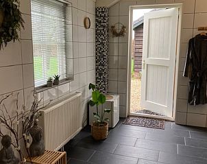Moderne badkamer in Vakantiehuisje in Beemte Broekland met natuurlijke elementen, Veluwe, Gelderland.