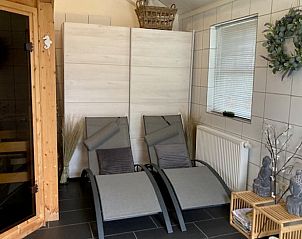 Relaxruimte met ligstoelen in Vakantiehuisje in Beemte Broekland, perfecte plek op de Veluwe.