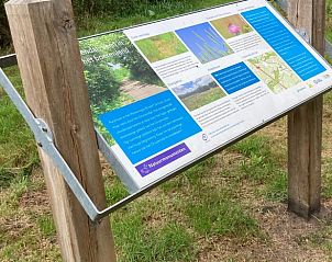 Informatiebord over natuurgebied bij Vakantiehuisje in Beemte Broekland, omgeven door Veluwse landschappen.