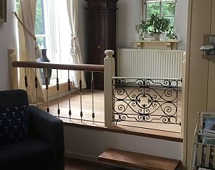 Lichte binnenruimte in Vakantiehuis in Oene, Veluwe, met sierlijke hekjes en uitzicht op de natuur van Gelderland.