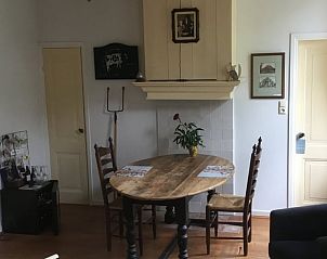 Eetkamer met rustieke tafel in Vakantiehuis in Oene, Veluwe, perfect voor gezellige diners in Gelderland.
