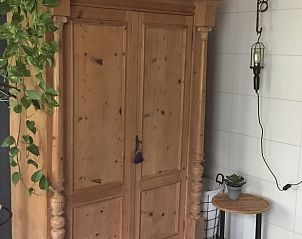 Klassieke houten kast in de badkamer van Vakantiehuis in Oene, Veluwe, met moderne accenten in Gelderland.